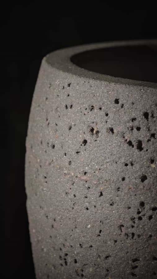 Кашпо TREEZ ERGO - Nero - Амфора - Чёрный туф фото